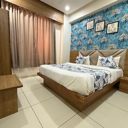 Hotelsuncity Inn Вадодара Экстерьер фото