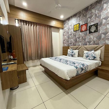 Hotelsuncity Inn Вадодара Экстерьер фото