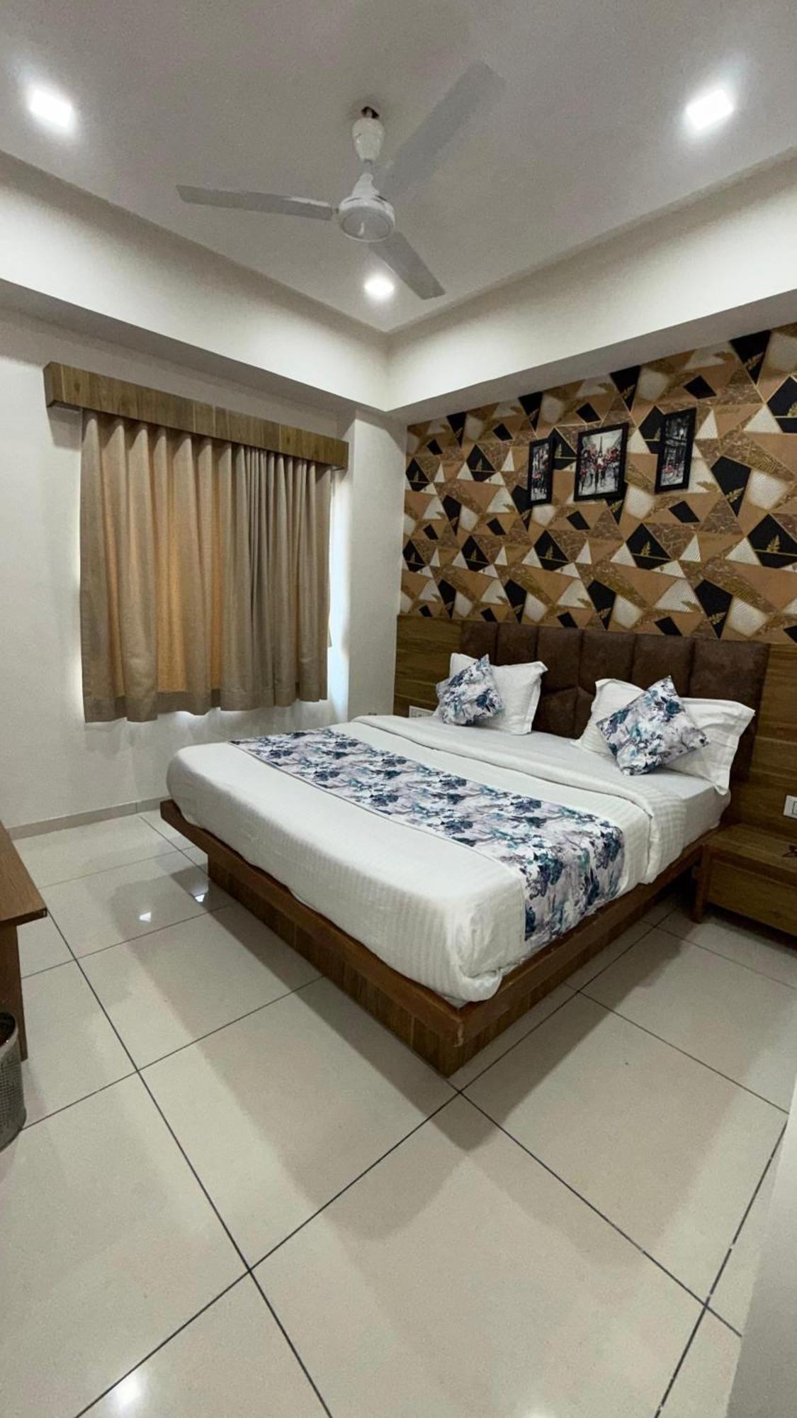 Hotelsuncity Inn Вадодара Экстерьер фото