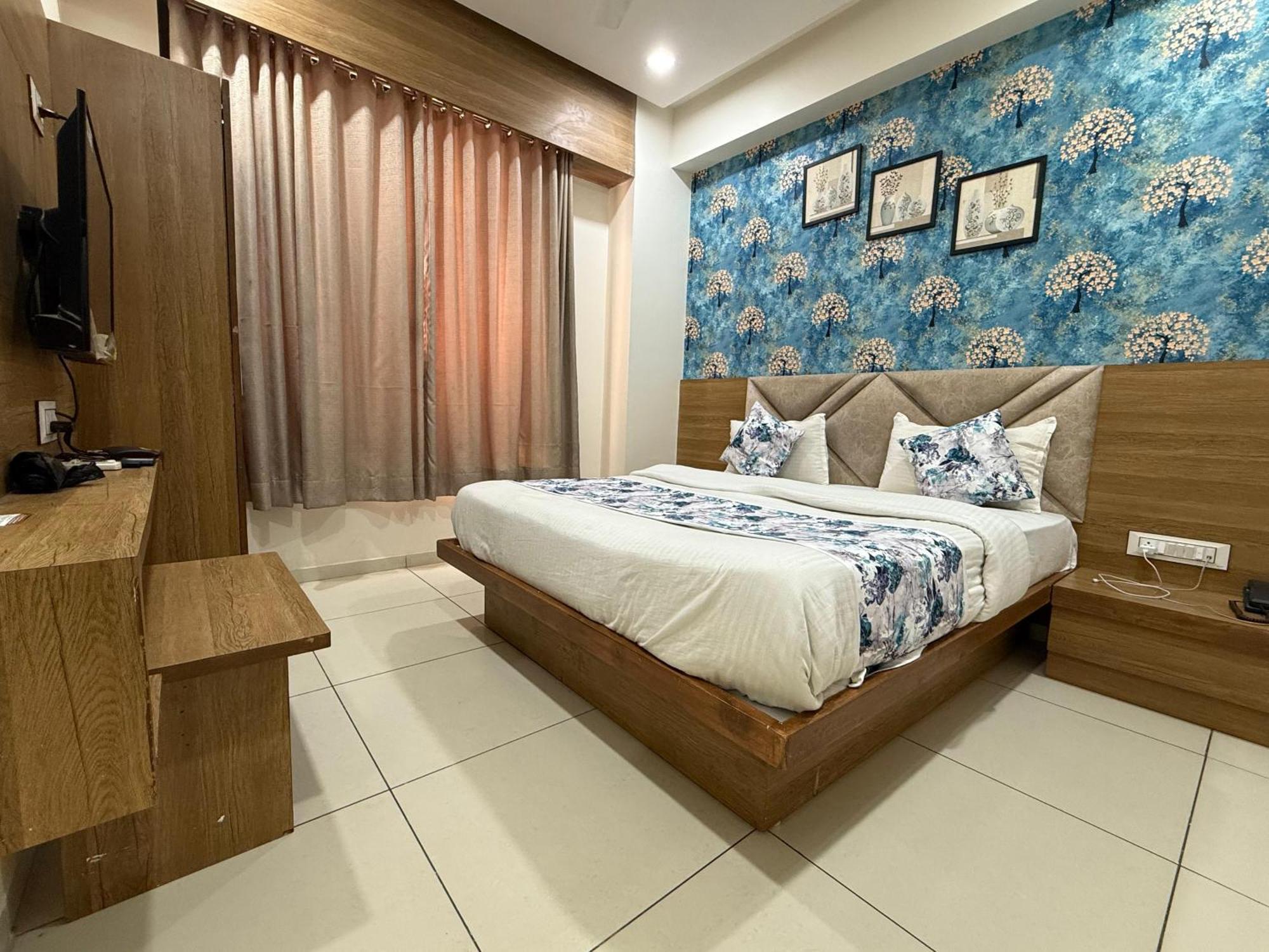 Hotelsuncity Inn Вадодара Экстерьер фото
