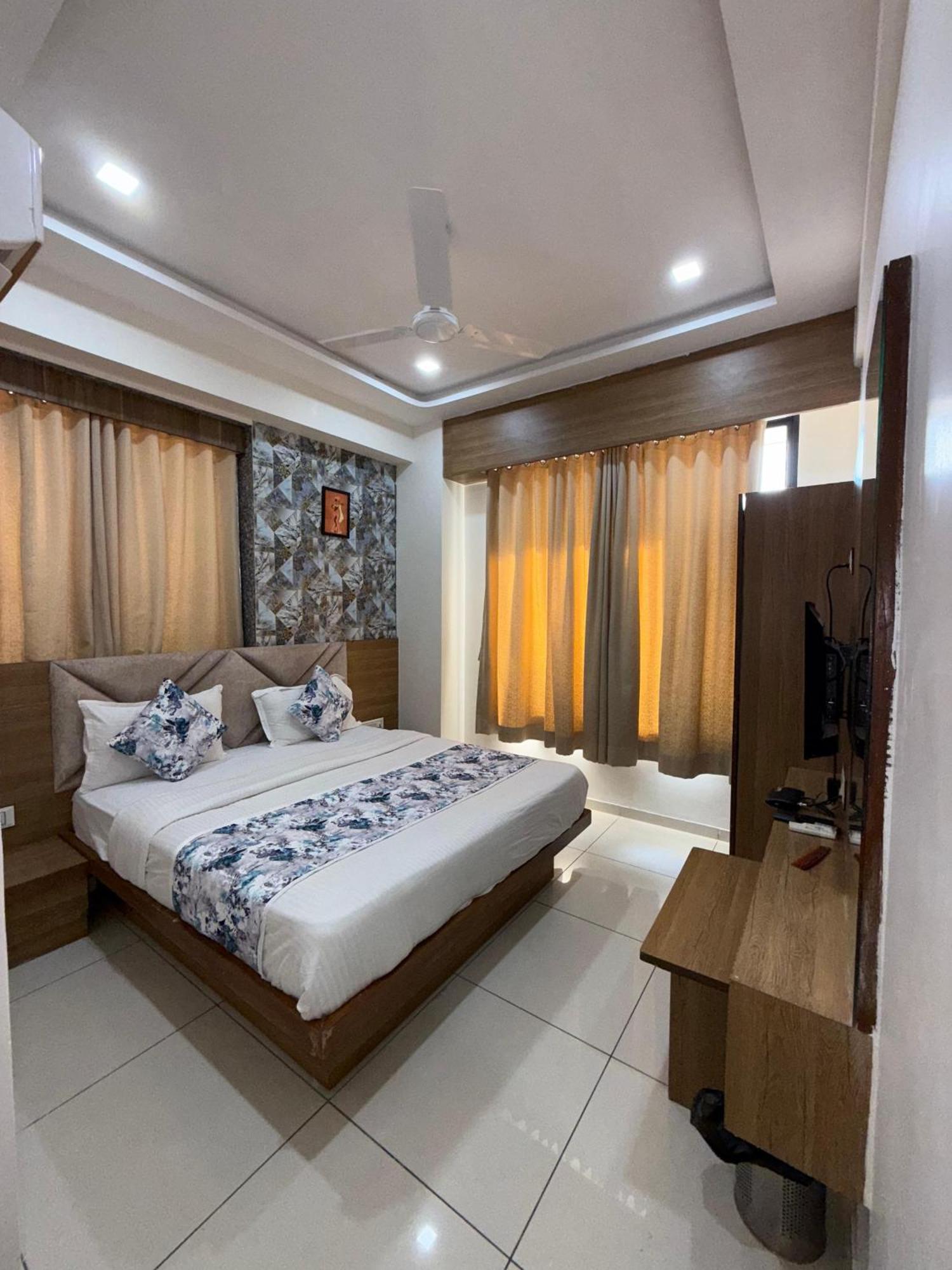Hotelsuncity Inn Вадодара Экстерьер фото