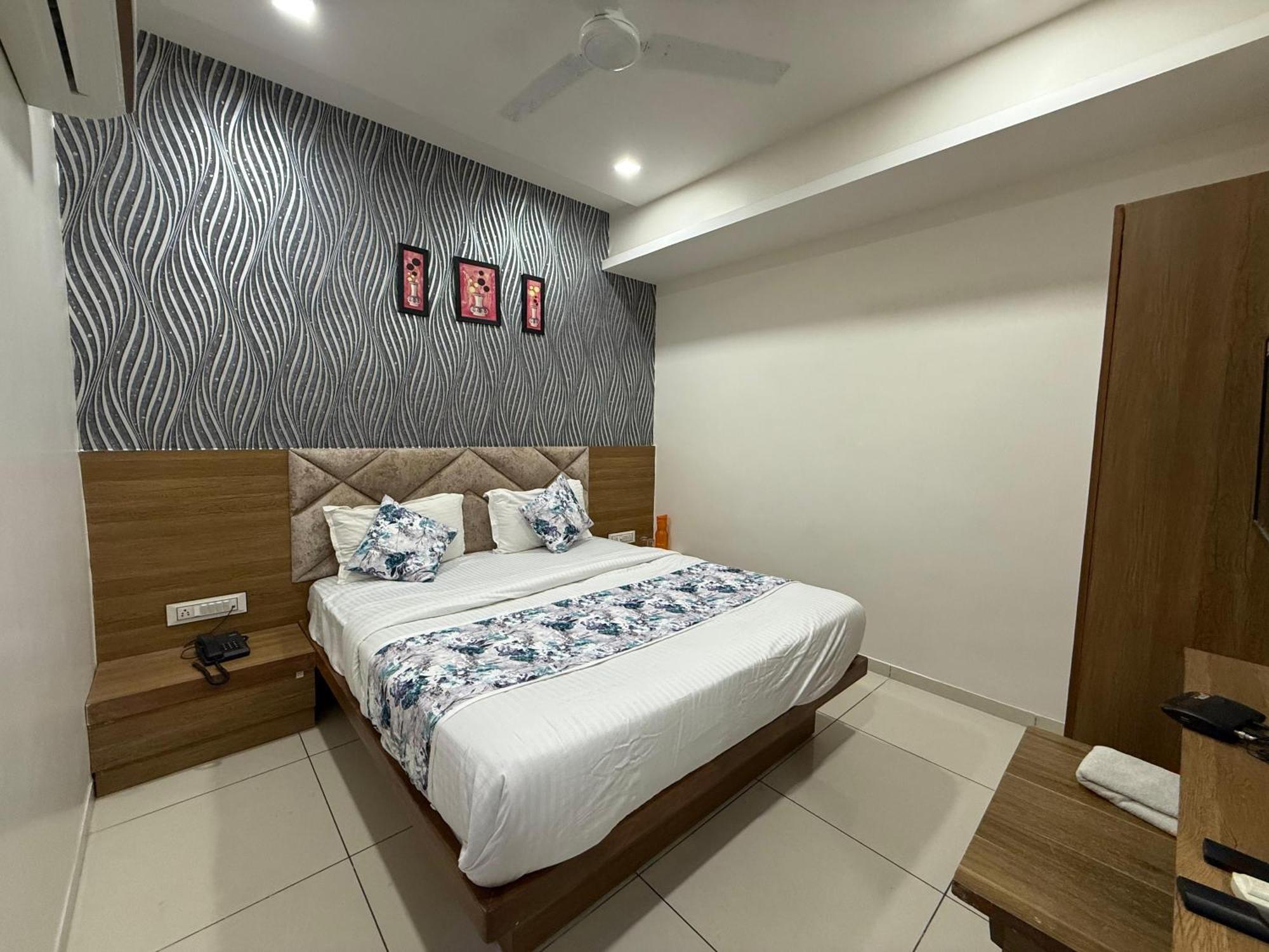 Hotelsuncity Inn Вадодара Экстерьер фото