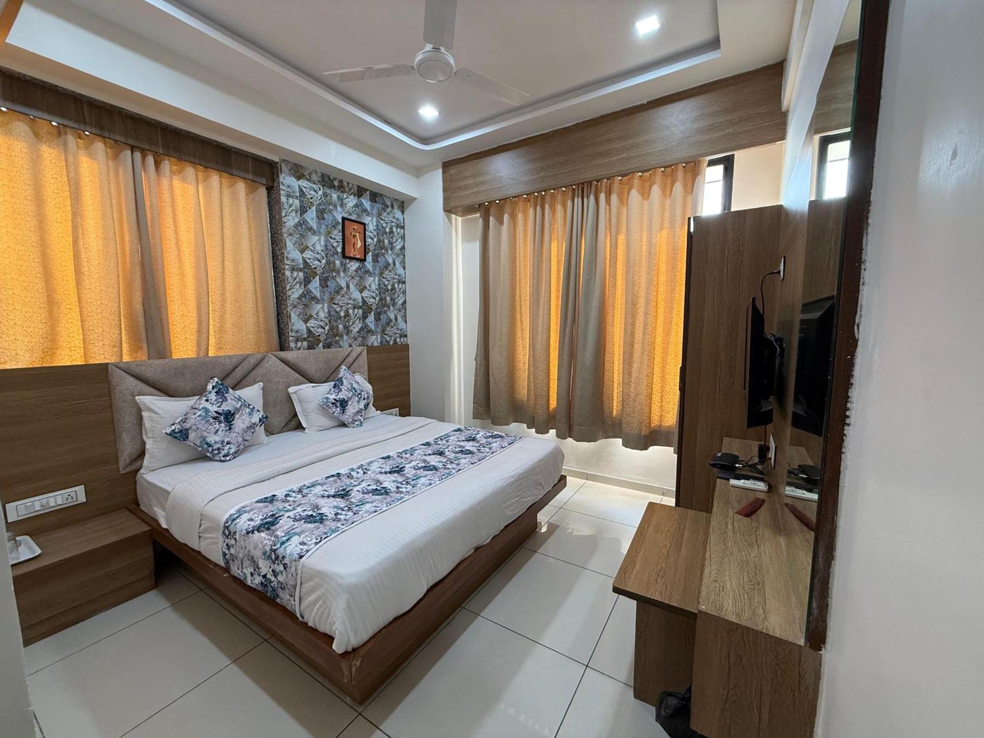 Hotelsuncity Inn Вадодара Экстерьер фото