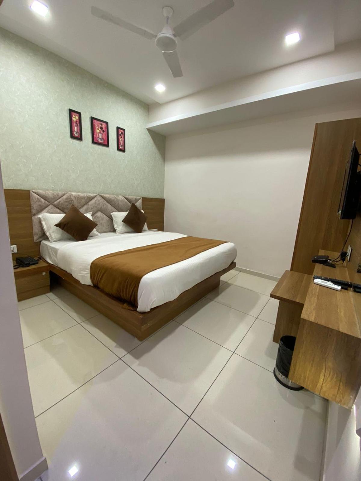 Hotelsuncity Inn Вадодара Экстерьер фото
