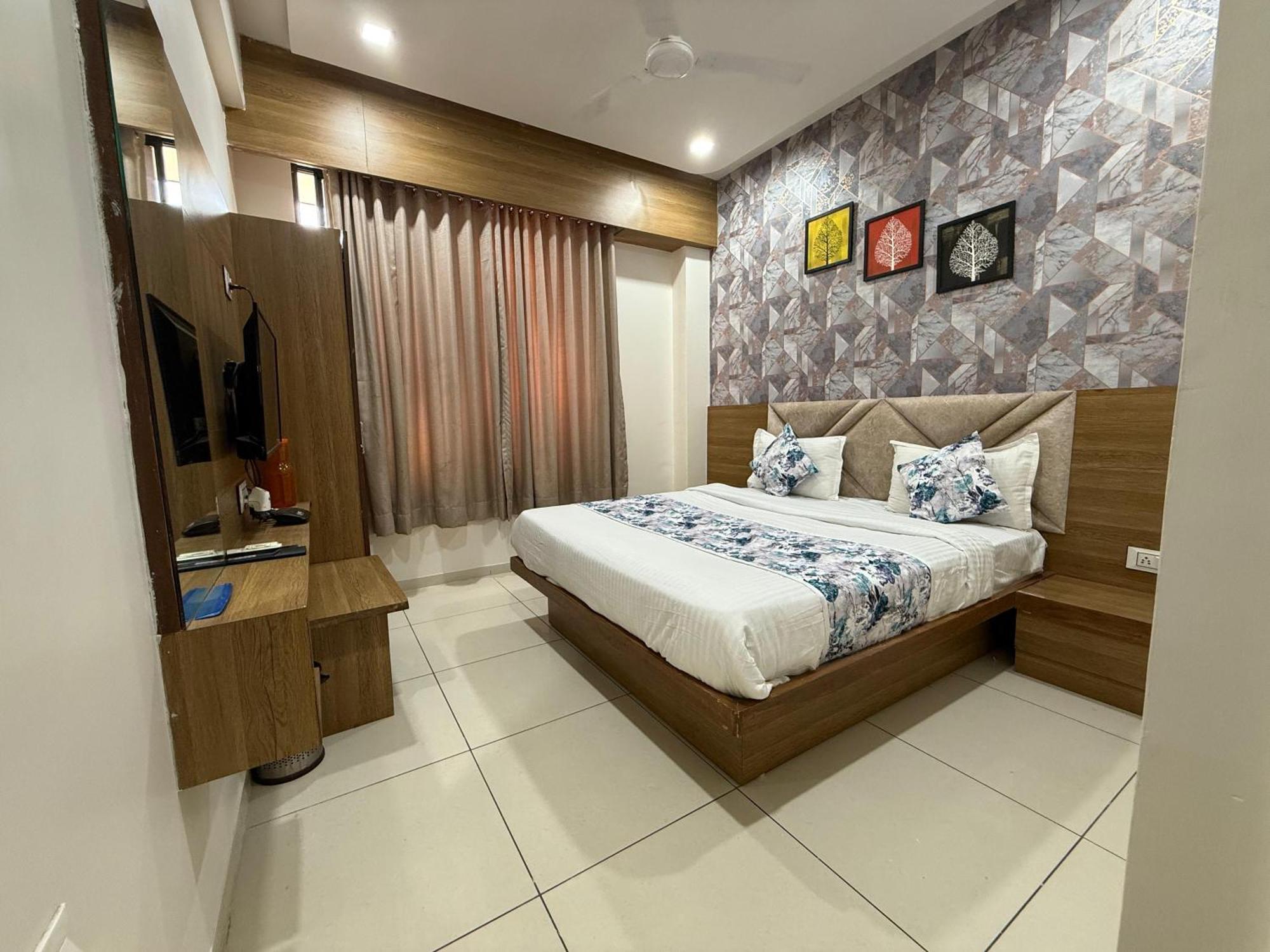 Hotelsuncity Inn Вадодара Экстерьер фото