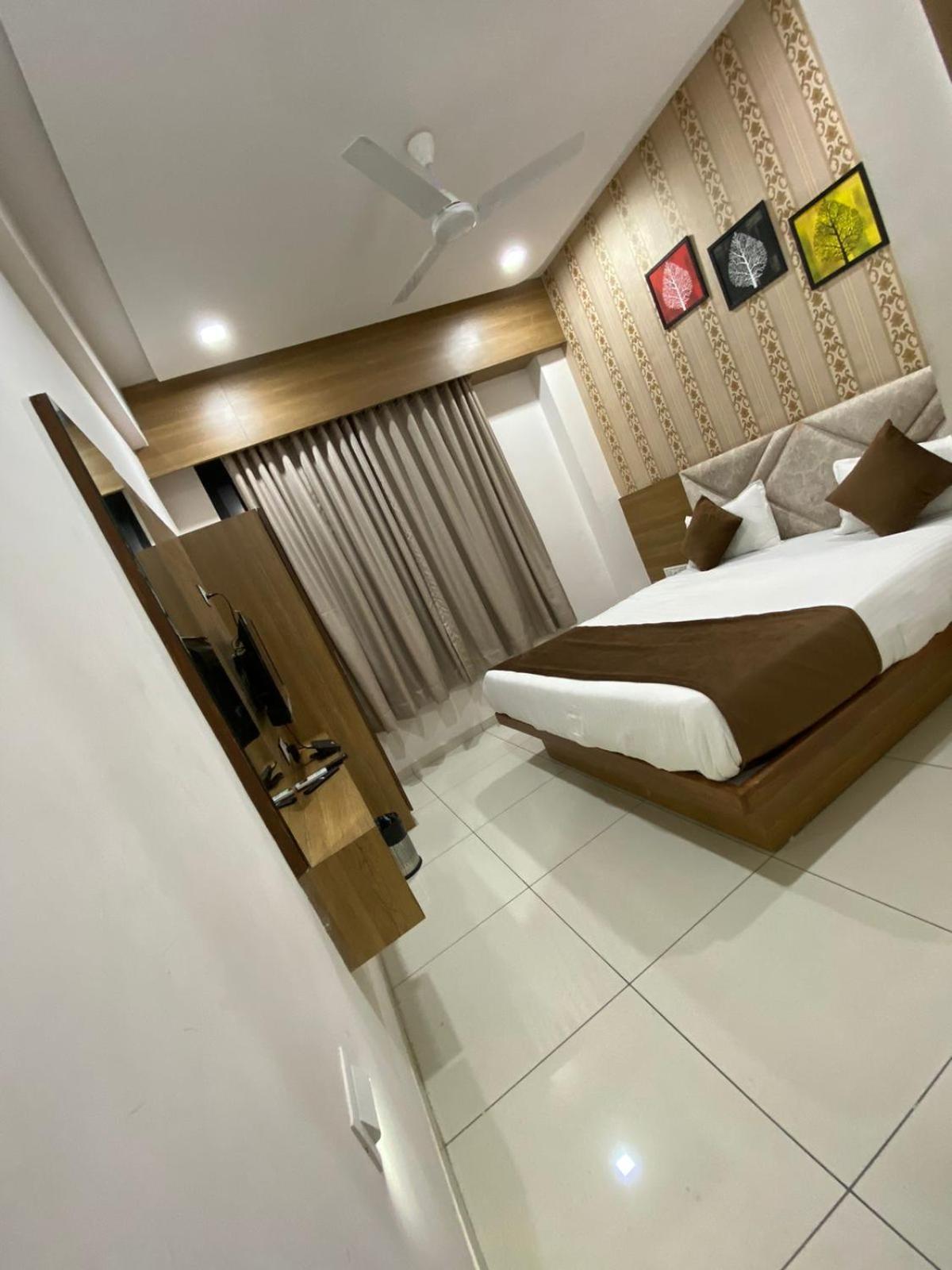 Hotelsuncity Inn Вадодара Экстерьер фото